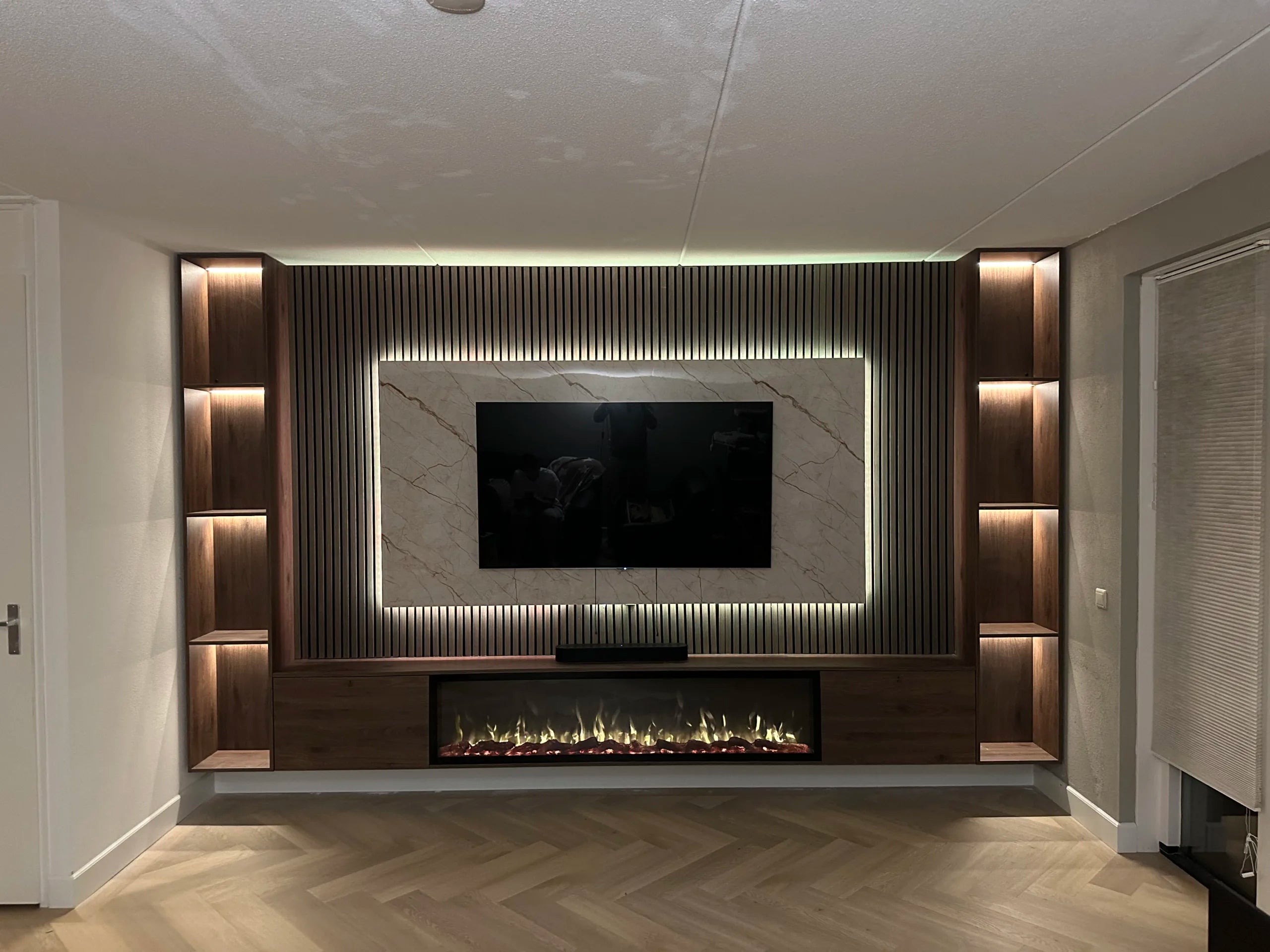 Cinewall op maat Phuket Cinewall 2026 met ingebouwde sfeerhaard wit