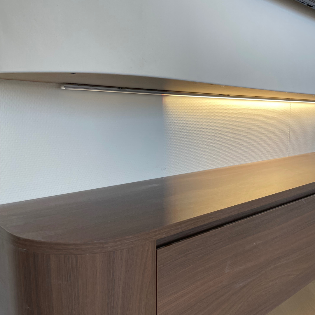 Japandi ronde TV-meubel donkerbruin walnut – zwevend ontwerp met opbergruimte
