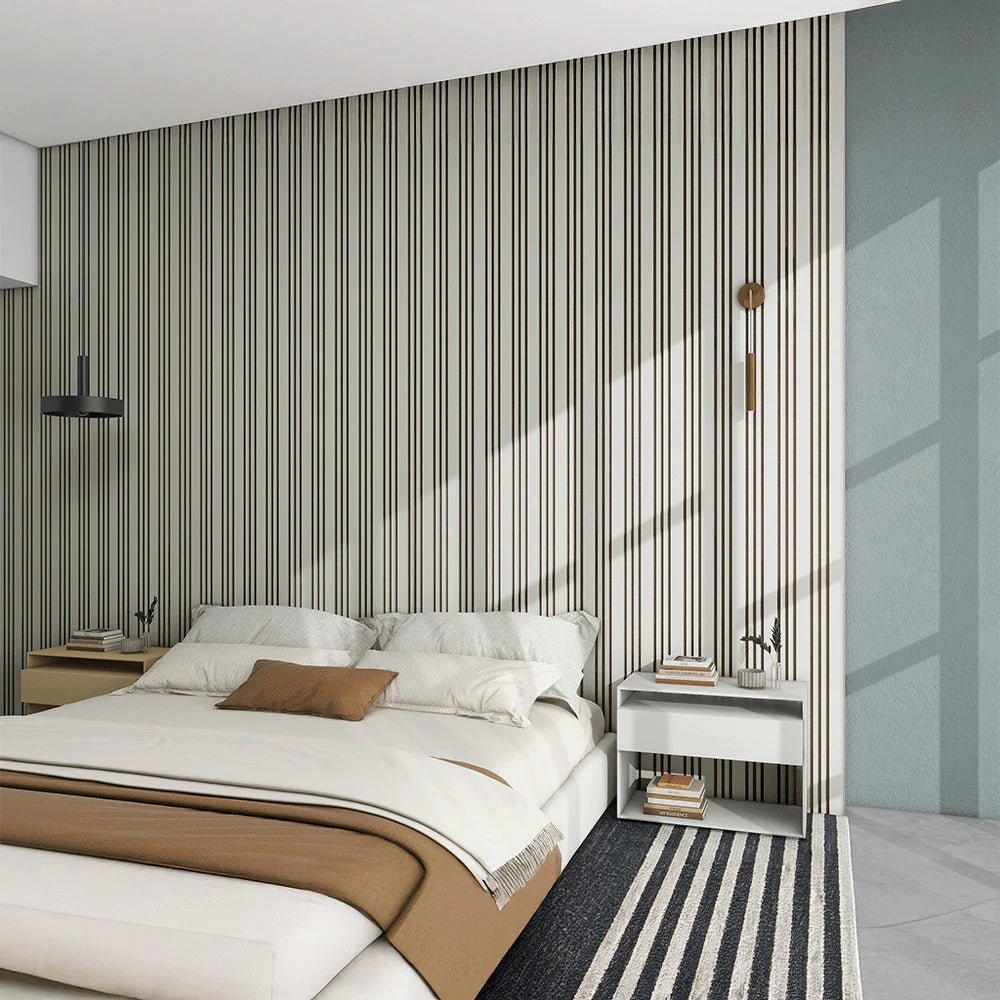 Akoestisch wandpaneel van zwart houtfineer tegen cinewall